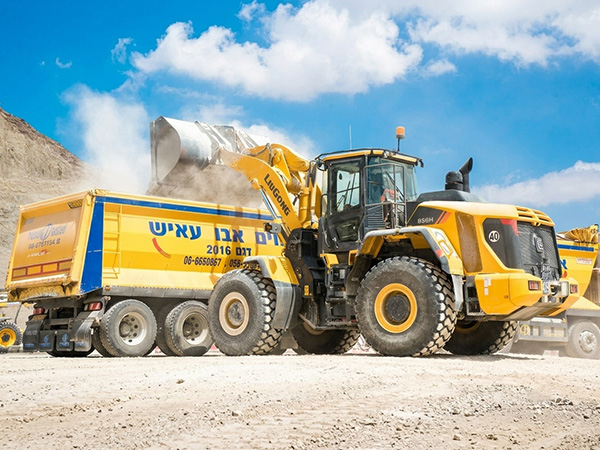 Xe máy xúc lật LiuGong CLG856H max gầu 4.2m3 chuyên mỏ đá